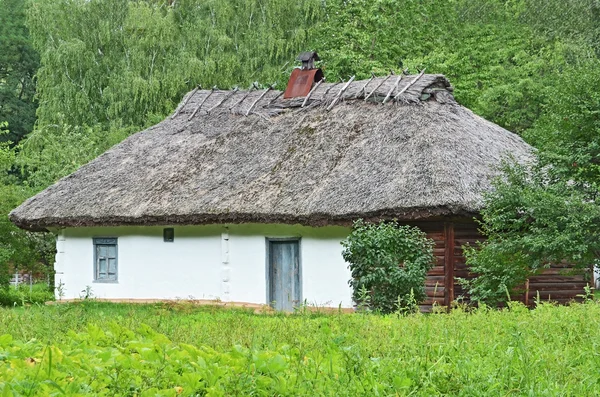 Древняя хижина с соломенной крышей — стоковое фото