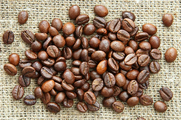 在麻布上的咖啡豆 — 图库照片