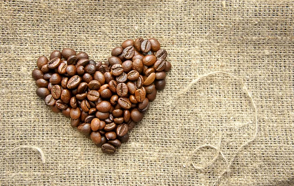 咖啡豆的麻布上的一颗心的形状 — 图库照片