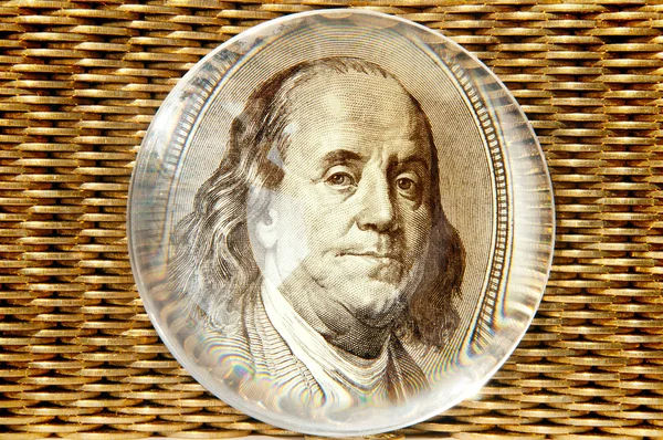 Franklin retrato mirando hacia fuera de la lupa en el gol —  Fotos de Stock