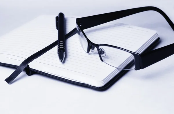 Dagbok och glasögon — Stockfoto