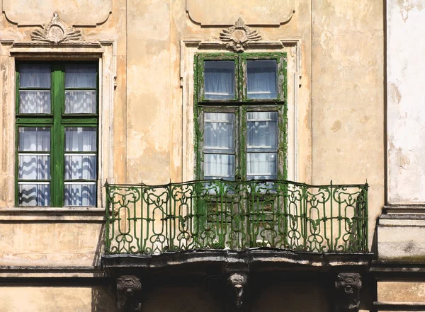 Grønt aldret balkong – stockfoto