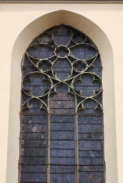 Большие окна церкви — стоковое фото