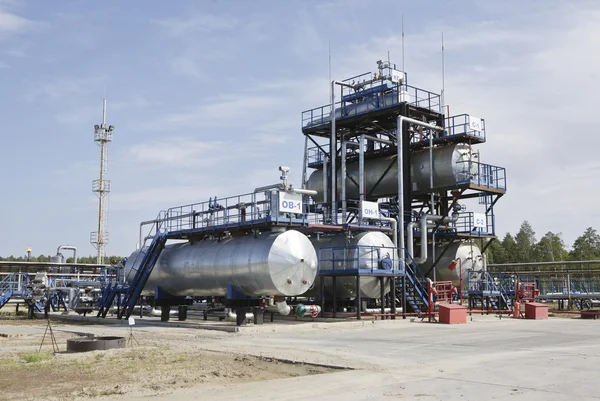 Petrol rafine üzerinde fabrika — Stok fotoğraf