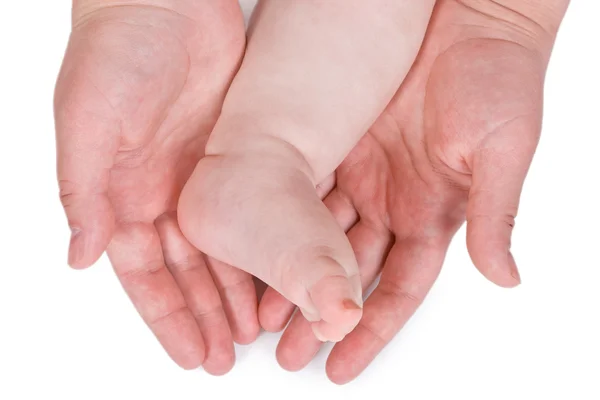 子供の足と大人の手 — ストック写真