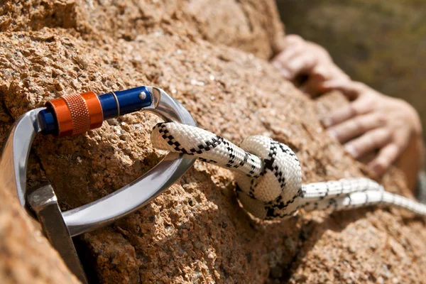 Rockclimber'ın elleri kaya üzerinde yükselen — Stok fotoğraf