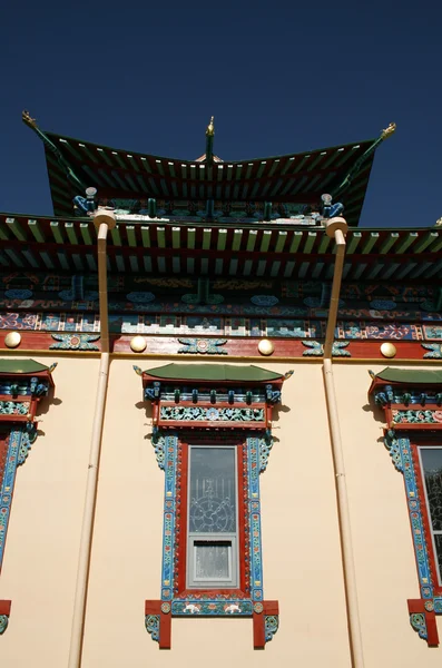 Фрагмент фасада буддийского монастыря . — стоковое фото