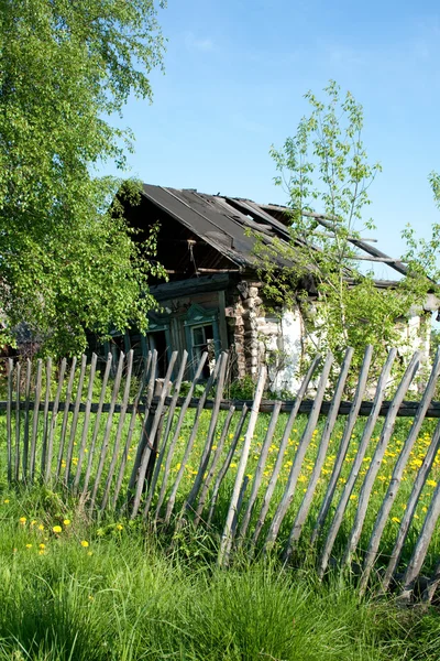 Кинутий будинок і односторонній паркан — стокове фото