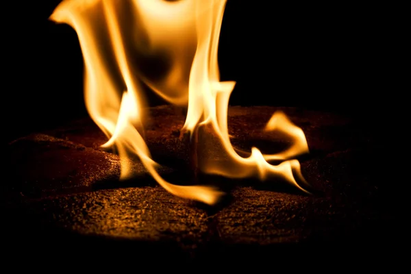 Feuerflamme auf schwarzem Hintergrund — Stockfoto
