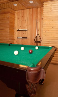 bir oda içinde Bilardo masası