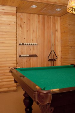 bir oda içinde Bilardo masası