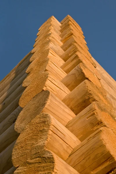 Narożny dom drewniany przeciw błękitne niebo — Zdjęcie stockowe