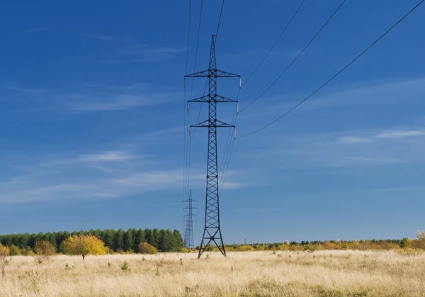 Power line in the field against the blue sky — Stock Photo, Image
