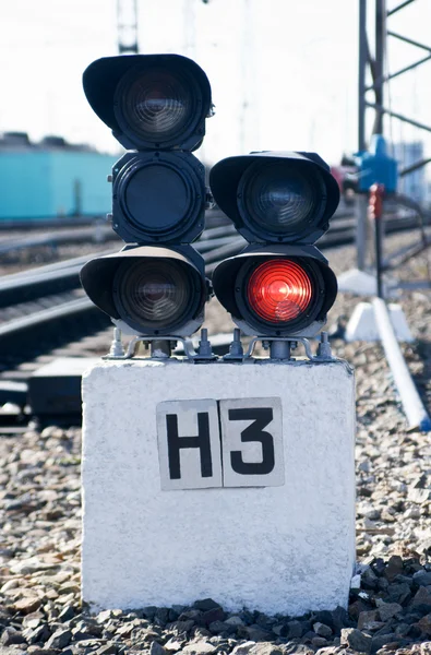 De spoorlijn verkeerslicht, trein is verboden, rood licht. — Stockfoto