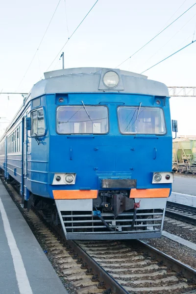 De elektrische trein verwacht dat passagiers op station — Stockfoto