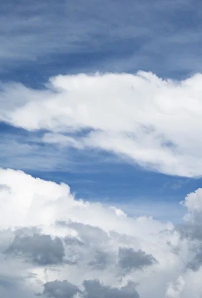 Белые облака против голубого неба летом — стоковое фото