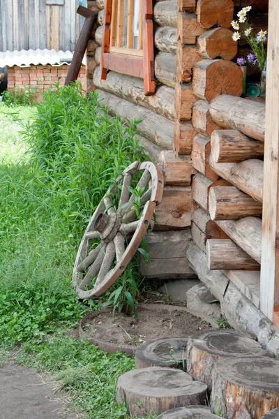 Cabana de tronco rural no verão — Fotografia de Stock