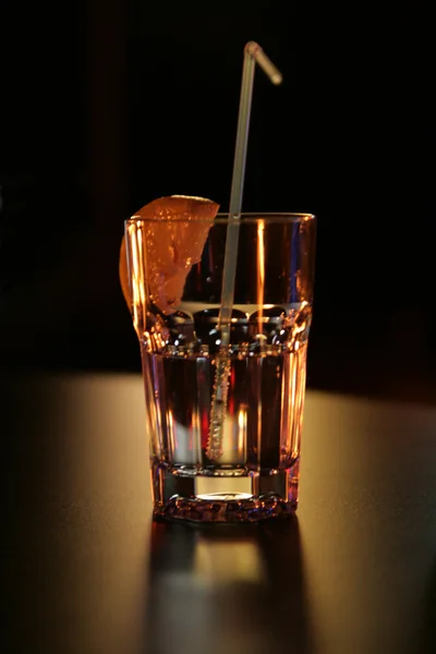 ドリンクはバーでレモンとガラス ラックします。 — ストック写真