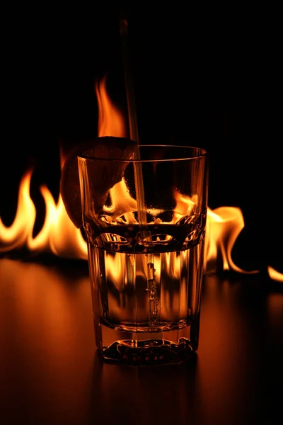 Fireshow en el mostrador de bar con gafas — Foto de Stock