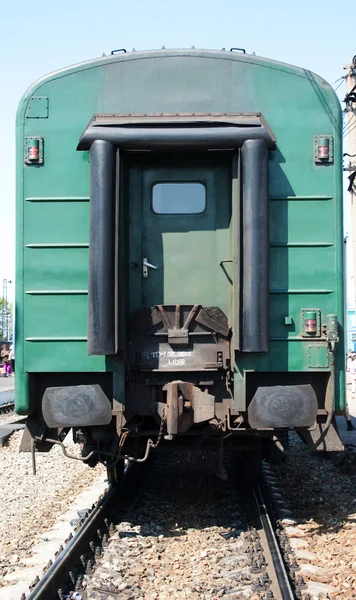 Последний вагон пассажирского поезда — стоковое фото
