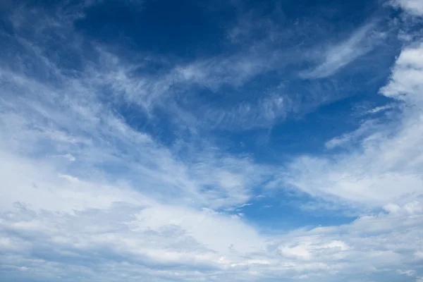 Nuvens brancas contra o céu azul no verão — Fotografia de Stock