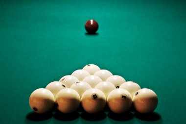 Tablo ile hazırlanan küreler bilardo oyunu başlatmak için