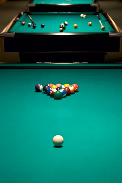 Tavolo per iniziare la partita a biliardo con le sfere preparate — Foto Stock