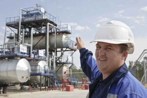 The engineer specifies on industrial oil and gas refinery in Sib — Stock Photo, Image