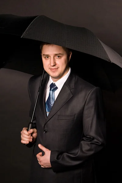 El hombre de traje con paraguas negro — Foto de Stock