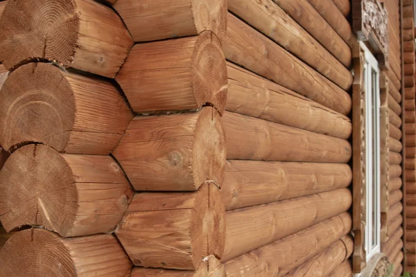Bûches de bois mur de fond de maison rurale — Photo