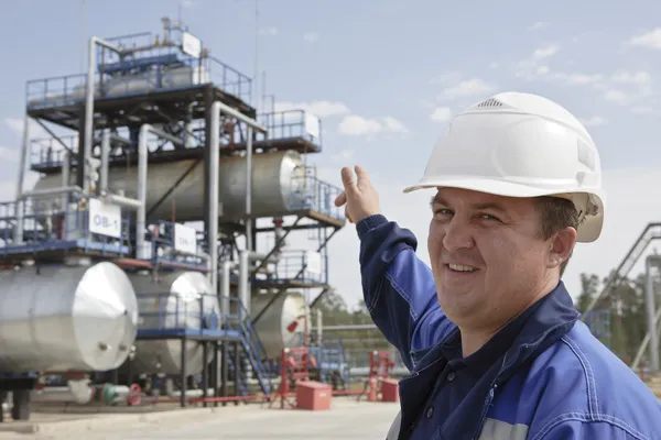 Інженер вказує на промислових нафти і газу нафтопереробний завод в СІБ Ліцензійні Стокові Фото