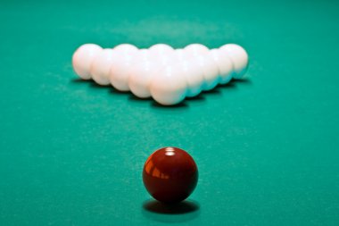 Tablo ile hazırlanan küreler bilardo oyunu başlatmak için