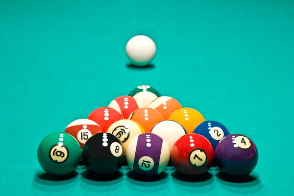 Tabel om te beginnen met spel in Biljart met de bereid bollen — Stockfoto