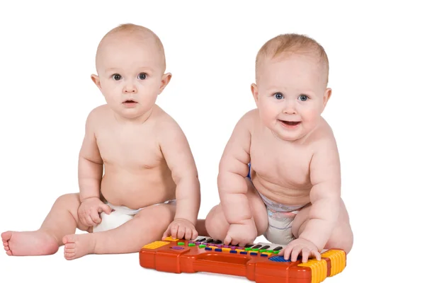 Dikey iki erkek bebek — Stok fotoğraf