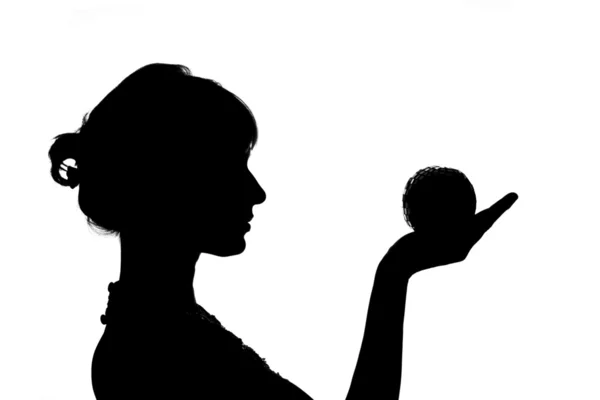 Silhouette féminine avec sphère magique dans les mains — Photo