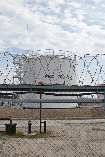 Крупный химический резервуар для бензина на нефтехимической промышленности — стоковое фото