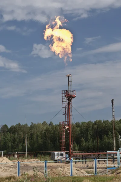 Φλόγα αερίου, σε φόντο μπλε ουρανό — Φωτογραφία Αρχείου