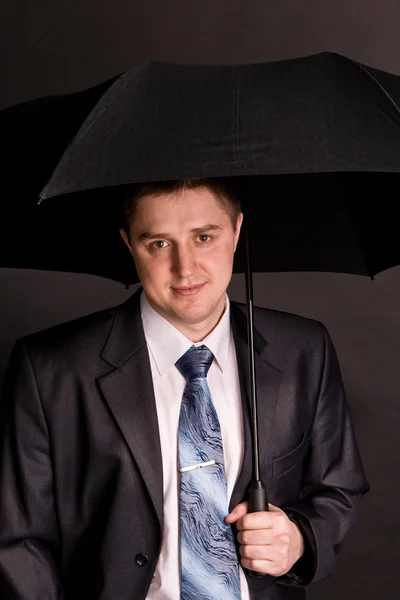El hombre de traje con paraguas negro — Foto de Stock