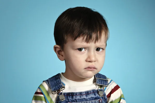 Стресс-мальчик с грустным зрением — стоковое фото