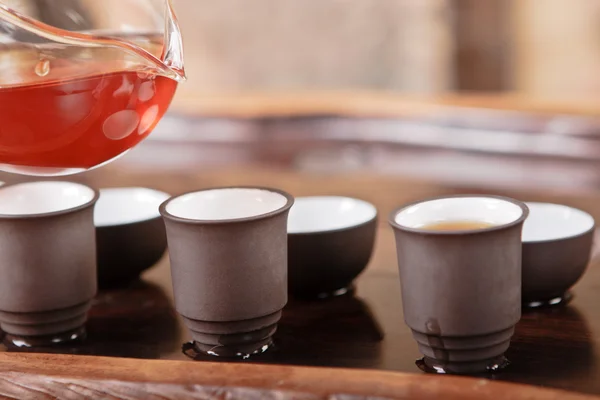 Teekanne, Tassen und eine Auswahl an roten Tees — Stockfoto