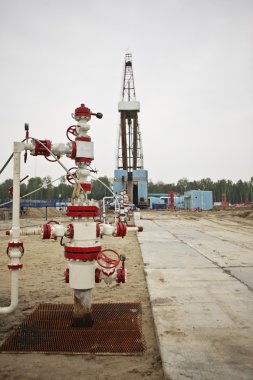 Multiple well platform for extraction of hydrocarbons clipart