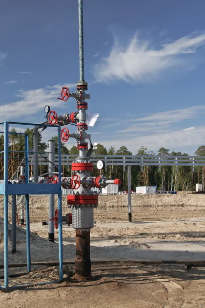 Pozo recibe hidrocarburos de la tierra — Foto de Stock