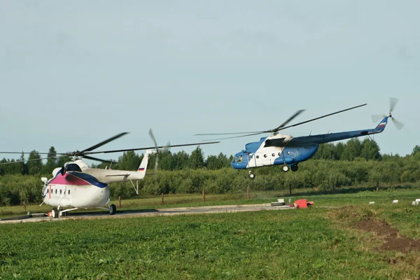Werk van helikopters op stortingen in West-Siberië — Stockfoto