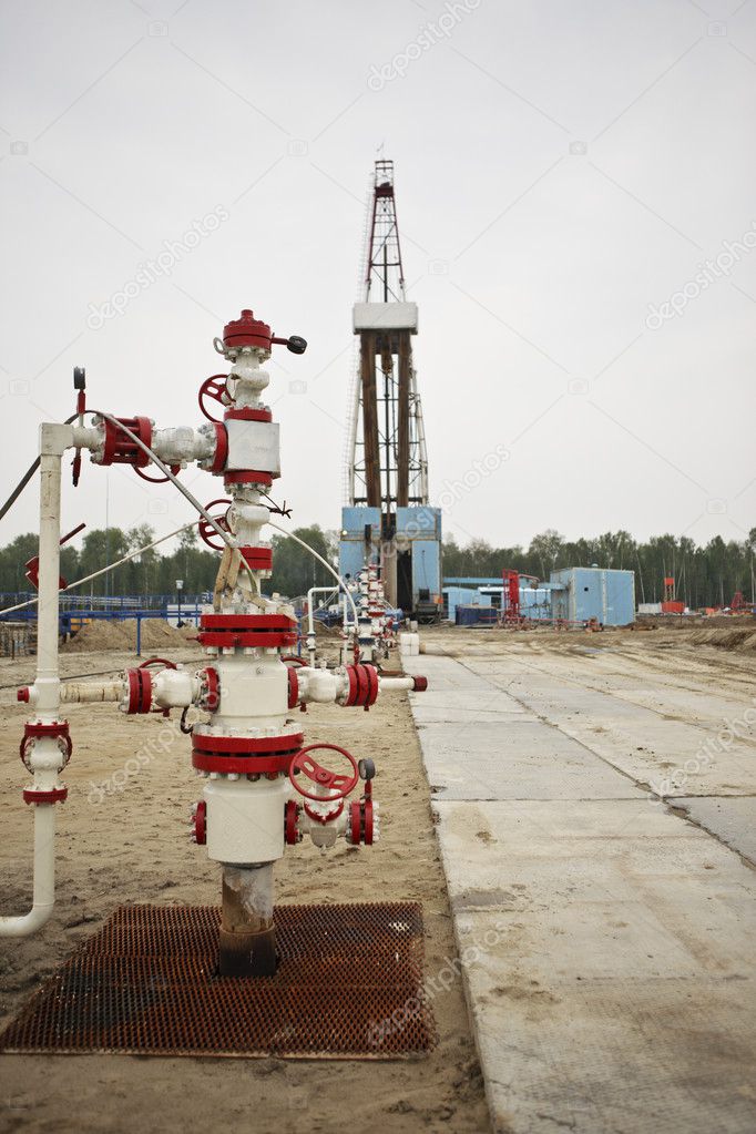 Multiple well platform for extraction of hydrocarbons