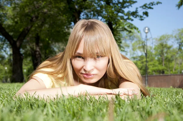 Portrait of the woman in park — Stock Photo, Image