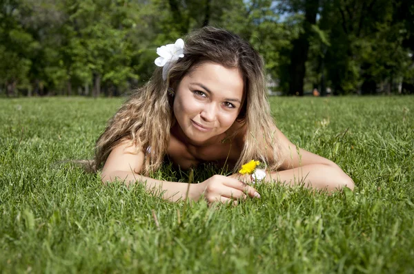 Schöne junge Frau im Sommer auf dem Feld — Stockfoto
