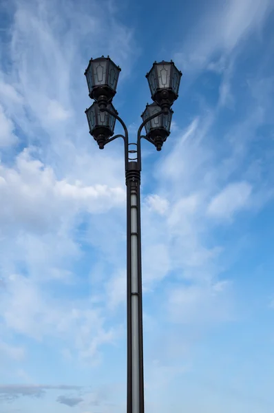 Sokak lambasının beyaz izole — Stok fotoğraf
