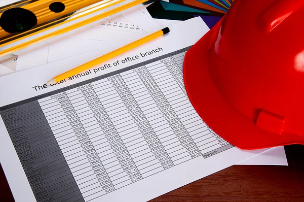 Helm, niveau, potlood, slip op een tafel — Stockfoto