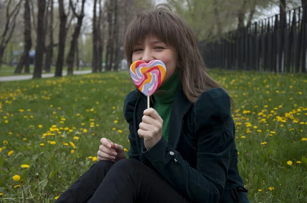 Mladá dívka s candy — Stock fotografie
