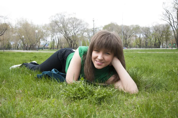 젊은 여 자가 잔디에 누워 — 스톡 사진